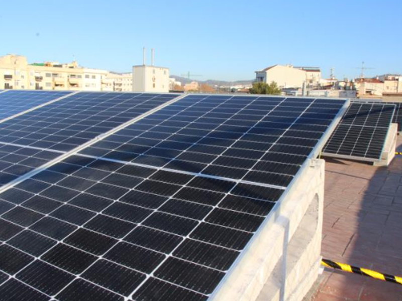 Placas solares instaladas en la cubierta de un edificio.