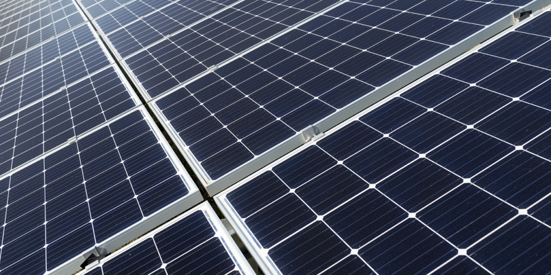 Se instala un campo fotovoltaico de 900 paneles en el aparcamiento del muelle central del Puerto de la Ràpita