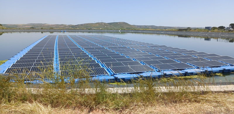 Placas solares flotantes.