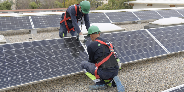 Instalación de las primeras placas solares en la comunidad energética local de Paiporta