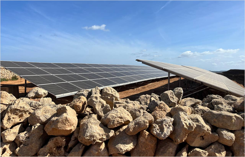 Parque solar fotovoltaico y un cielo azul con nubes.