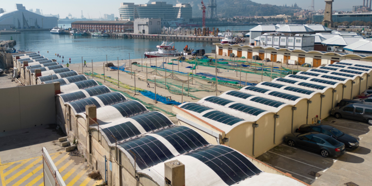 Placas fotovoltaicas flexibles en el muelle de Pescadores del Puerto de Barcelona