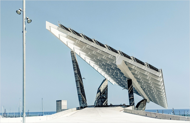 Placas fotovoltaicas instaladas cerca del mar.