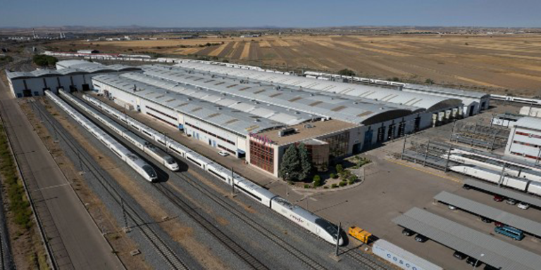 Vista aérea de varias naves cerradas y trenes de Renfe.