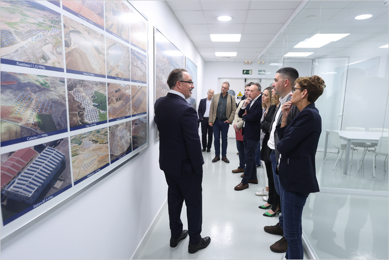 El presidente de Ríos Renovables, Alberto Ríos, junto a personal directivo, muestra las plantas fotovoltaicas que gestiona la empresa.