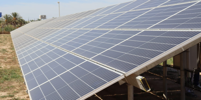 Placas solares instaladas en un campo.