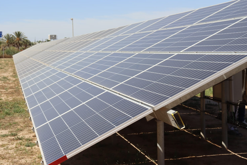 Placas solares instaladas en un campo.