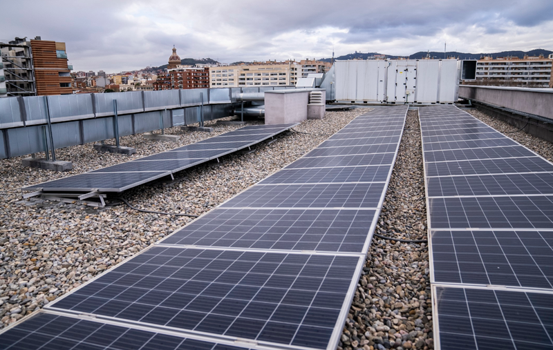 Placas solares instaladas en la azotea de un edificio.