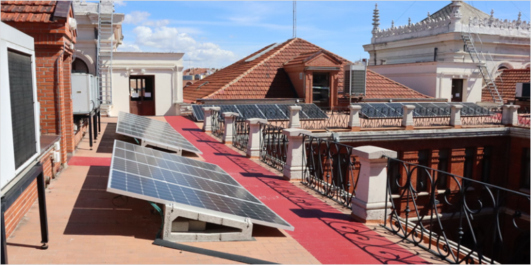 Cubierta de un edificio con placas solares.