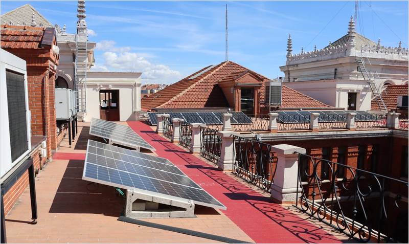 Cubierta de un edificio con placas solares.