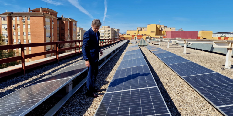 La instalación de placas solares en el edificio Aseinfante de Murcia permitirá un ahorro energético de hasta el 30%