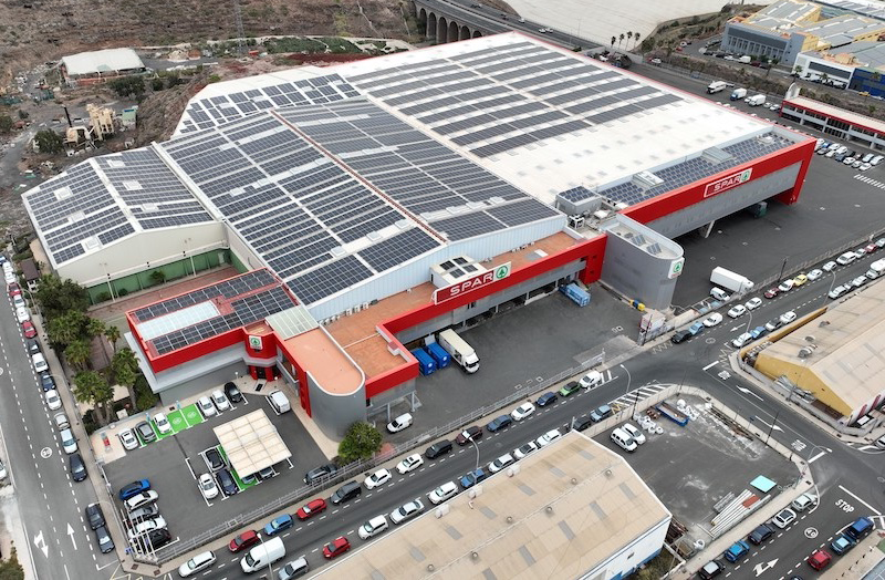 Vista aérea SPAR Gran Canaria con el tejado lleno de placas solares.