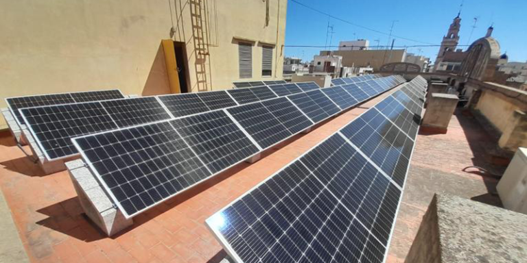 paneles solares fotovoltaicos en la cubierta del edificio de la Casa de Cultura del municipio valenciano de Sueca