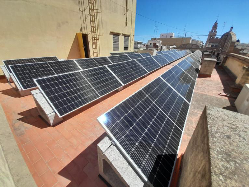 paneles solares fotovoltaicos en la cubierta del edificio de la Casa de Cultura del municipio valenciano de Sueca