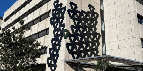 Sistema creativo de paneles solares en una fachada del High Tech Campus Eindhoven