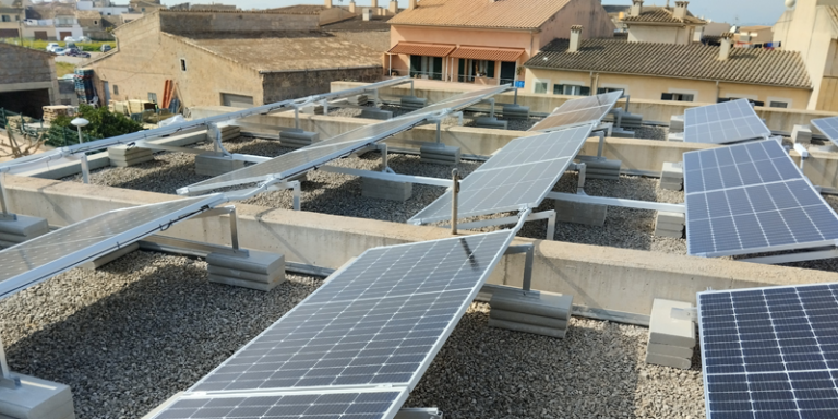 paneles solares fotovoltaicos sobre azotea