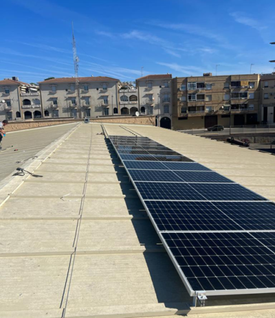 Placas solares instaladas en el tejado de un edificio.