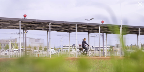 La ciudad alemana de Friburgo abre un carril bici con techo solar de 300 metros de largo
