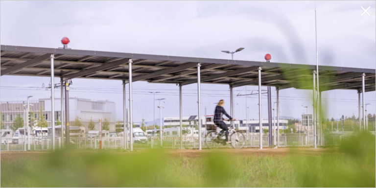 carril bici con techo solar