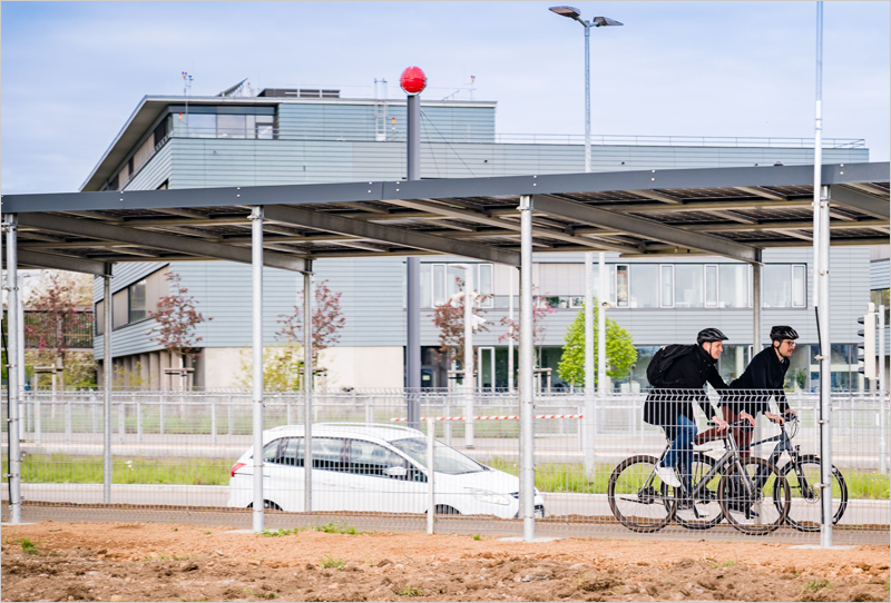 carril bici con techo solar 