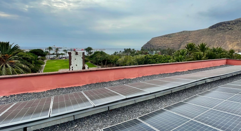Placas fotovoltaicas instaladas en la azotea del Cabildo de La Gomera.