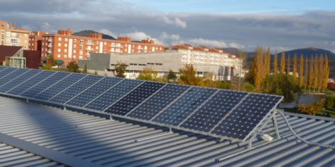Pamplona cede las instalaciones fotovoltaicas de dos CPEIP a la comunidad energética de Mendillorri