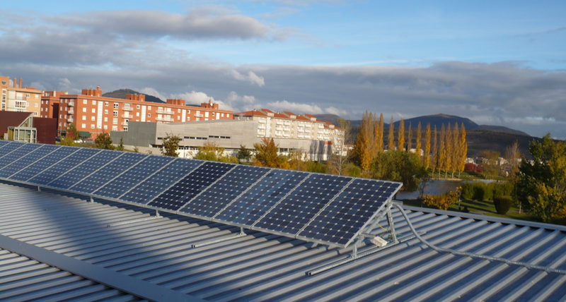 El Ayuntamiento cede a la Comunidad Energética de Mendillorri el uso de la instalación fotovoltaica de autoconsumo de la cubierta los CPEIP El Lago y Mendigoiti
