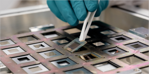 Diseñan células solares de perovskita que alcanzan una eficiencia récord mundial del 24,35%