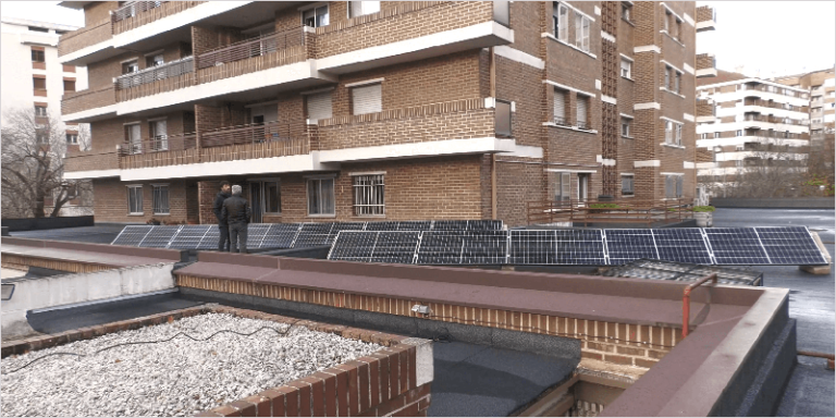 Placas solares instaladas en la azotea de un edificio de viviendas.