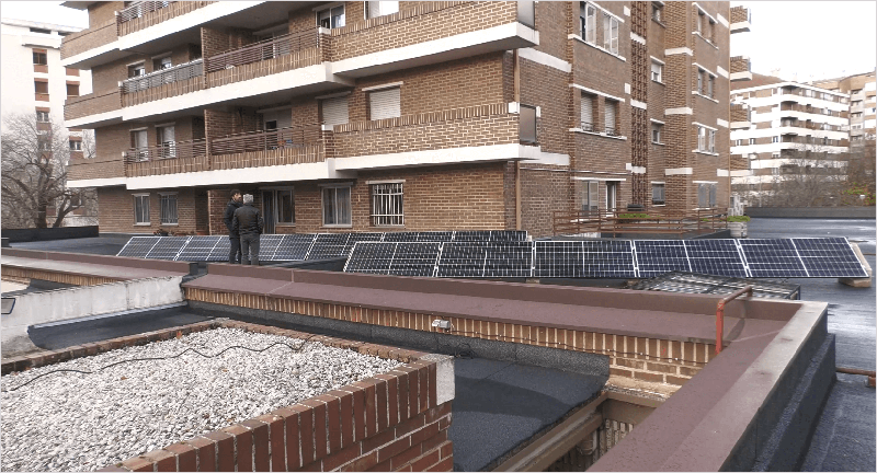 Placas solares instaladas en la azotea de un edificio de viviendas.