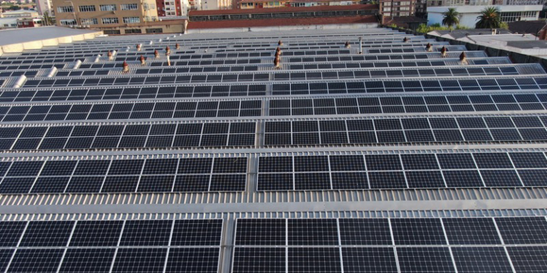 Placas solares instaladas en una empresa.
