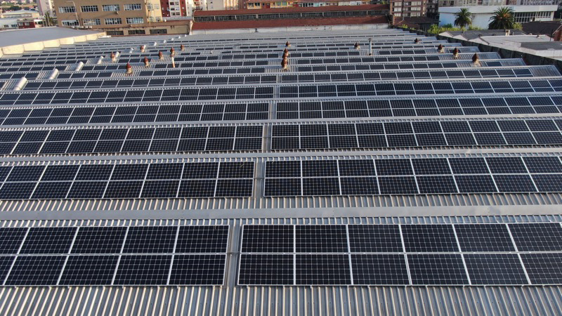 Placas solares instaladas en una empresa.