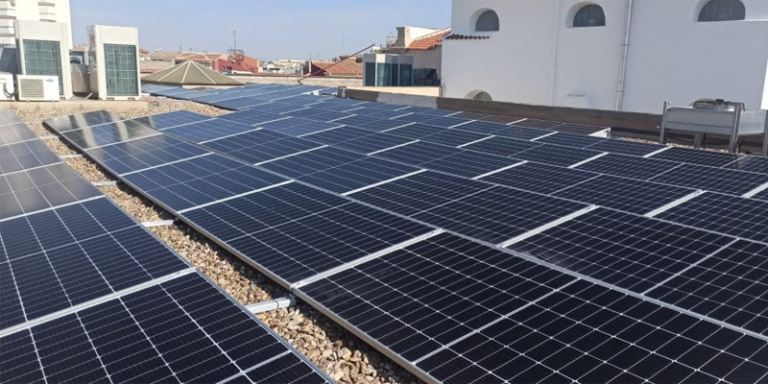 placas solares en la casa consistorial para reducir CO2. Eficiencia energética. ahorro energético, consumo energético