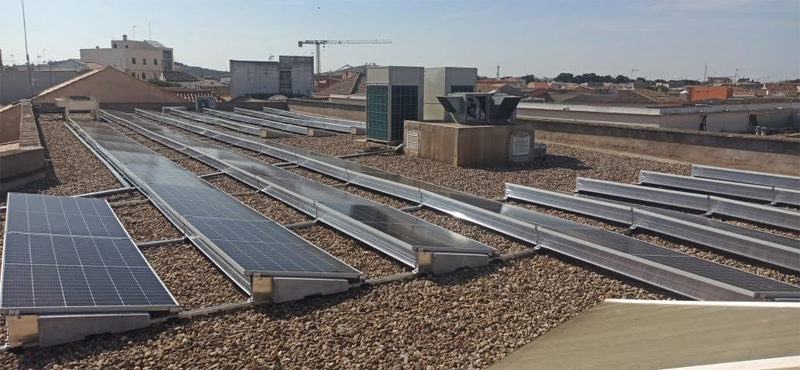 Placas solares en el edificio consistorial para reducir la factura de la luz y emitir menos CO2