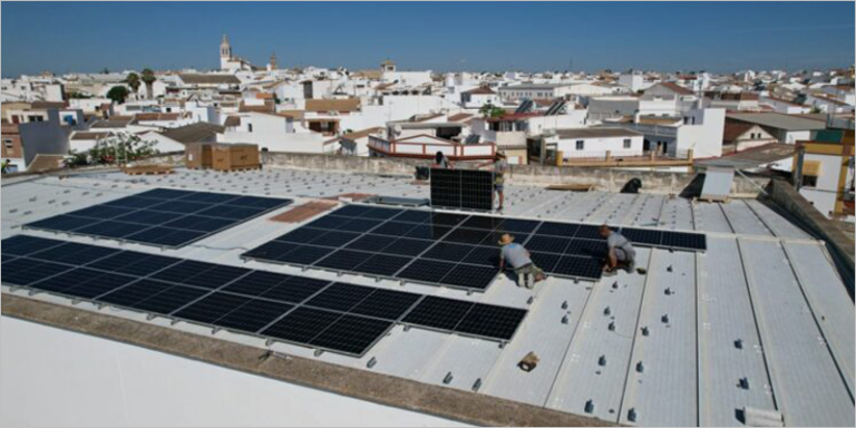 Fuentes de Andalucía instala módulos solares que darán suministro eléctrico a todo el municipio