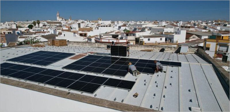 Fuentes de Andalucía instala módulos solares que darán suministro eléctrico a todo el municipio