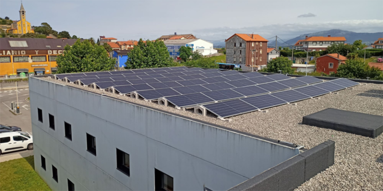 Finalizada la instalación de la nueva central fotovoltaica en las cocheras de Camarreal en Santander