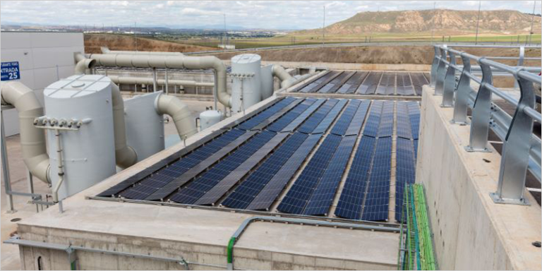 instalación de tecnología fotovoltaica en complejos ambientales de reciclaje.