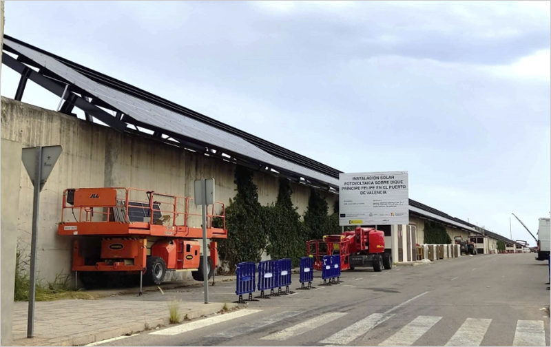 El 85% de la instalación de la estructura sobre la que se fijan los paneles fotovoltaicos ya está ejecutada y un 15% de las placas ya están colocadas.