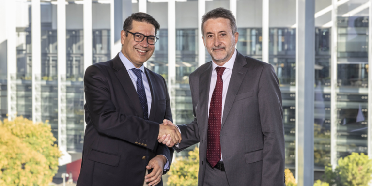 Ricardo Mourinho Félix, vicepresidente del BEI, y Josu Jon Imaz, consejero delegado de Repsol, en la firma del acuerdo.