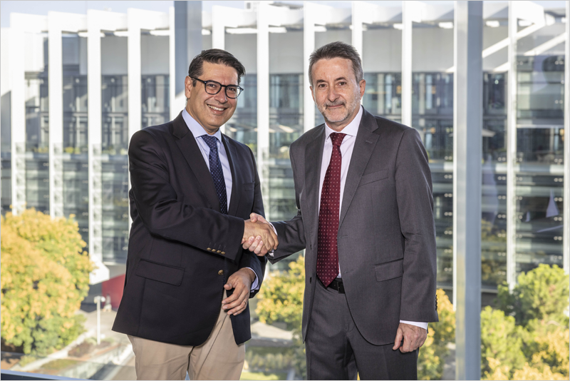 Ricardo Mourinho Félix, vicepresidente del BEI, y Josu Jon Imaz, consejero delegado de Repsol, en la firma del acuerdo.