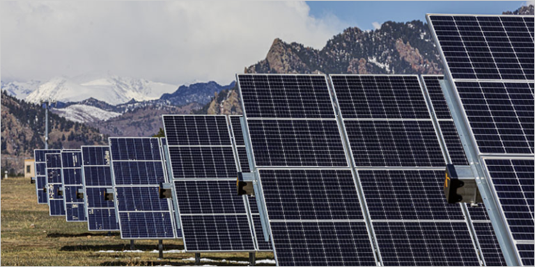 La innovación de dispositivos fotovoltaicos es fundamental para el progreso continuo de la energía solar, que debe expandirse drásticamente en las próximas décadas para lograr un sistema de energía sostenible. Foto de Werner Slocum, NREL