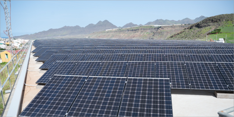 La Aldea de San Nicolás cuenta con una situación geográfica y climática que la hace única para albergar todo tipo de energías renovables y sobre todo la solar.