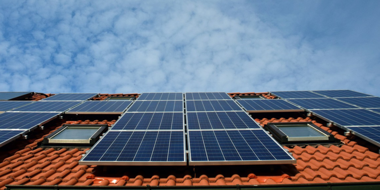 Benidorm instalará placas solares fotovoltaicas para el autoconsumo en la ciudad deportiva Guillermo Amor que también abastecerán a 2 centros escolares.