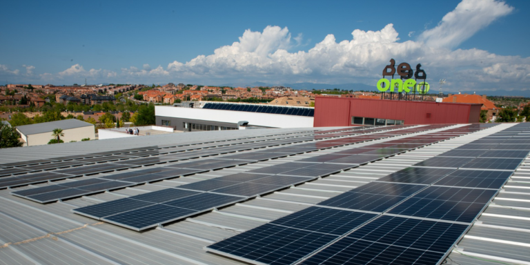 El gimnasio BeOne, concesión administrativa del Ayuntamiento de Boadilla, conseguirá generar 166.639 kWh al año con esta cubierta fotovoltaica.