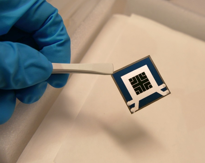 Una célula de laboratorio demuestra el enorme potencial de las células solares de triple unión basadas en perovskita. Según el estudio del ISE, la energía fotovoltaica en tándem es la clave para una mayor eficiencia.