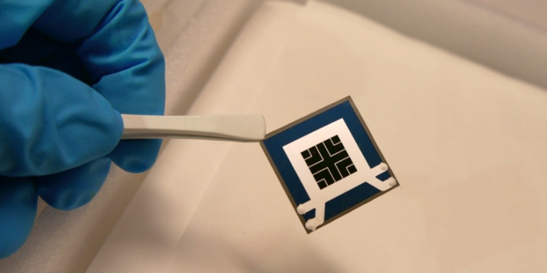 Una célula de laboratorio demuestra el enorme potencial de las células solares de triple unión basadas en perovskita. Según el estudio del ISE, la energía fotovoltaica en tándem es la clave para una mayor eficiencia.