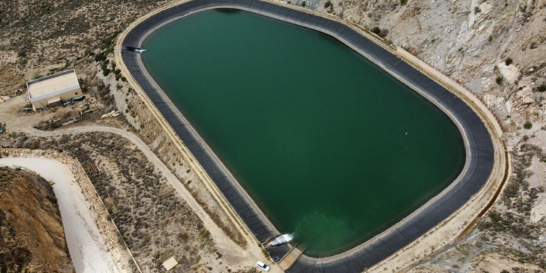 La nueva planta solar de Cuevas de Almanzora permitirá aprovechar las horas diurnas para que el bombeo impulse agua hasta la balsa de Ballabona.