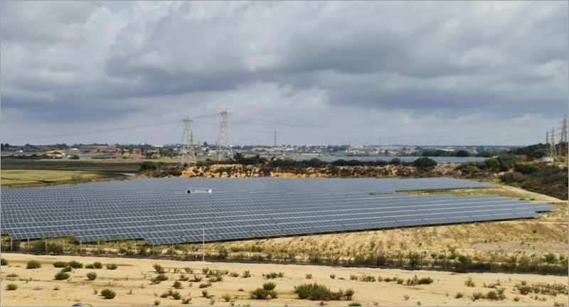 Esta planta ubicada en HUelva, es la cuarta planta fotovoltaica que la compañía Exolum pone en marcha para para autoabastecer de energía limpia y sostenible a sus infraestructuras.