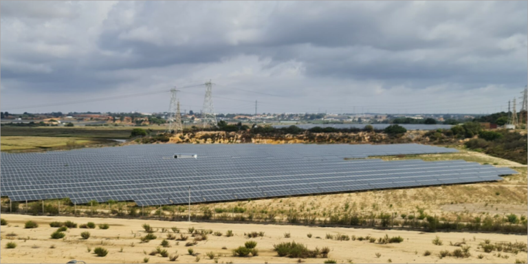 Esta planta ubicada en HUelva, es la cuarta planta fotovoltaica que la compañía Exolum pone en marcha para para autoabastecer de energía limpia y sostenible a sus infraestructuras.